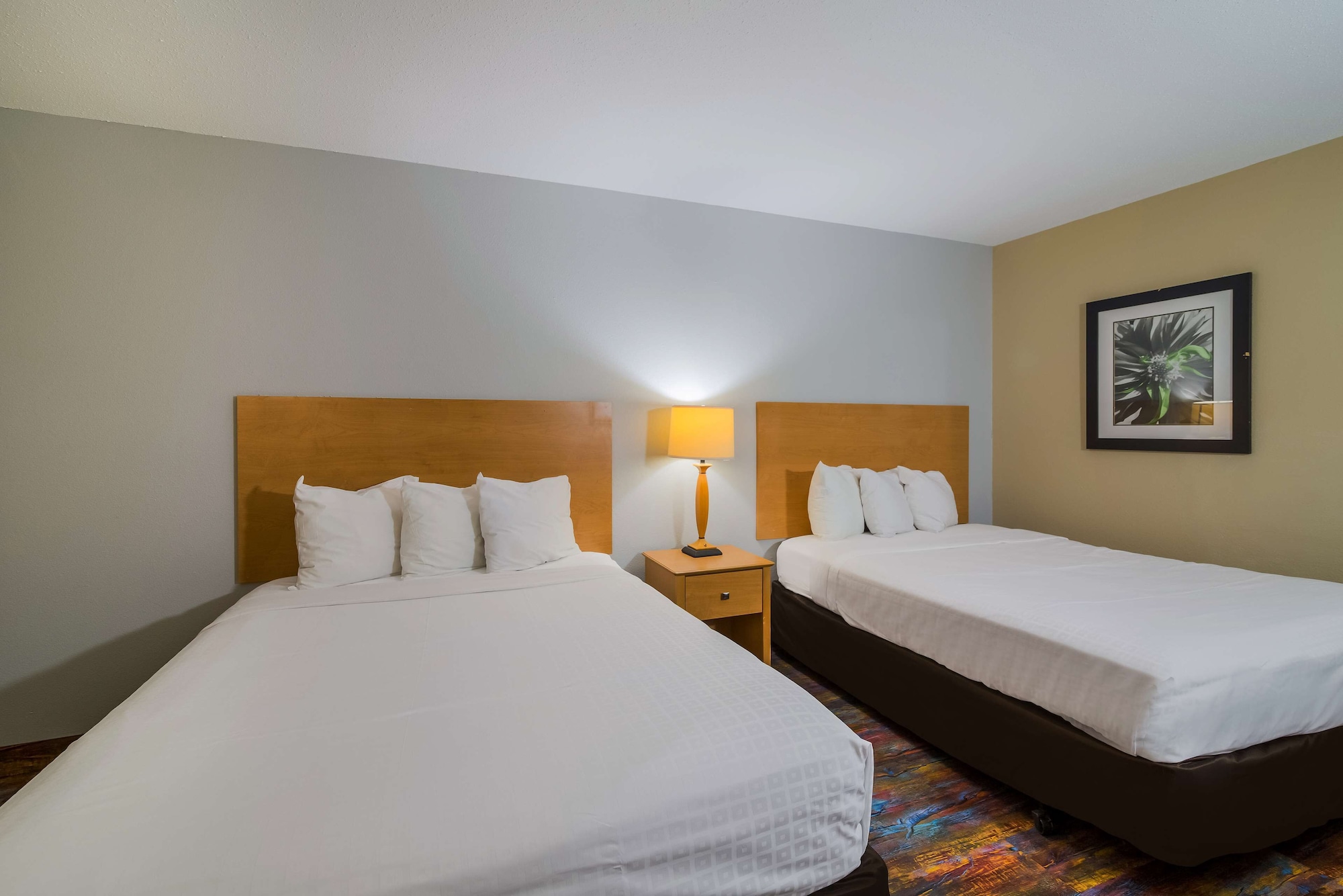 ROOM, QUEEN BED