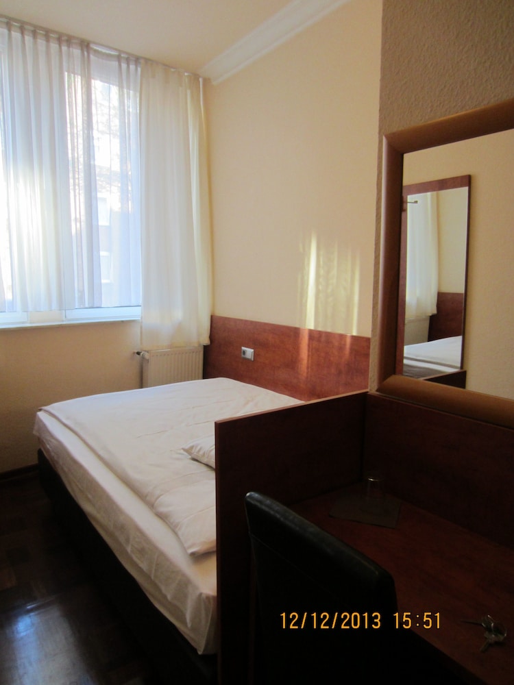 STANDARD, SINGLE, SHARED BATHROOM
