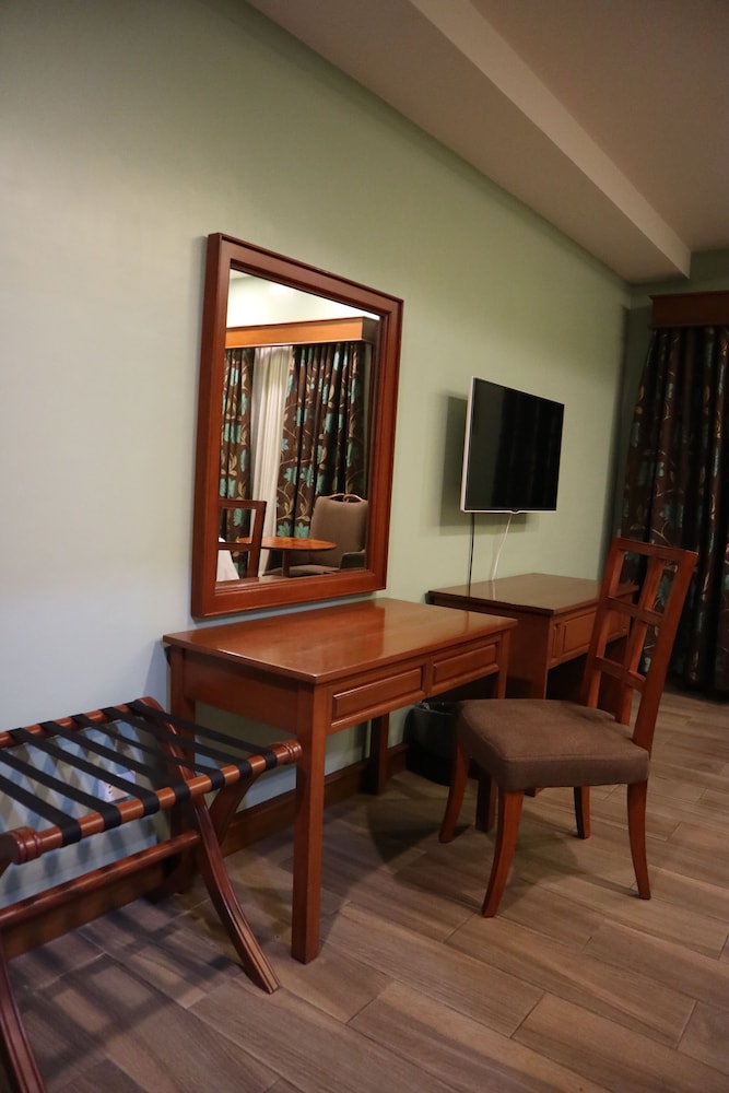 Paragon Hotel And Suites 34/50