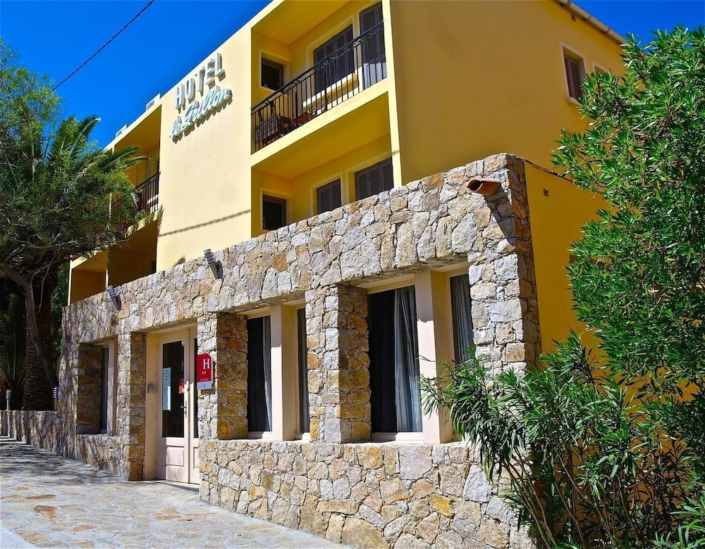Hotel Le Grillon 2/25