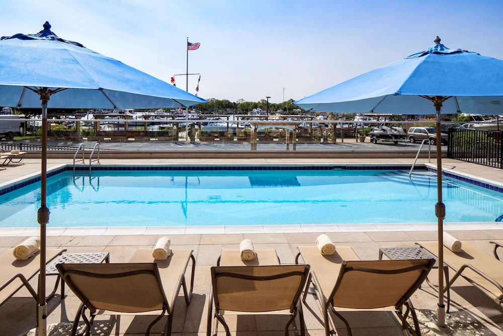 Hyatt Place Long Island East End 40/44