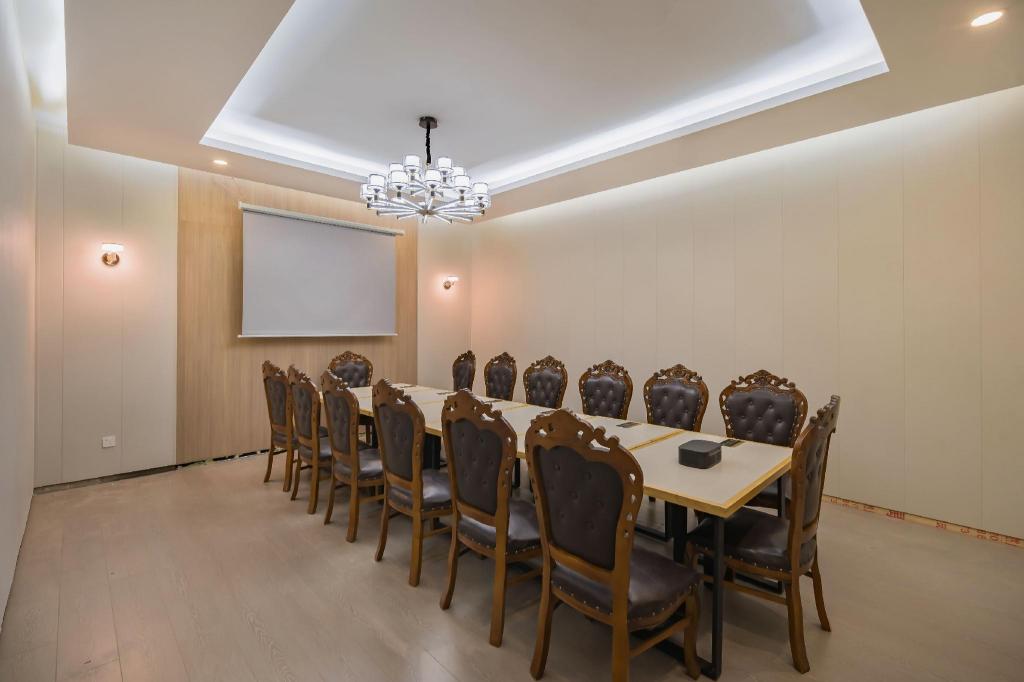 Dequan Luxury Hotel (Chaoyang High speed Railway Station Shilibao Subway Station Branch) 43/50
