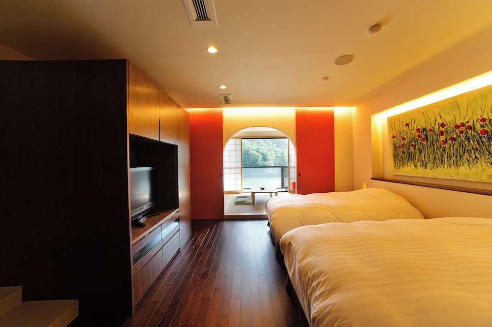 ROOM, RIVER VIEW