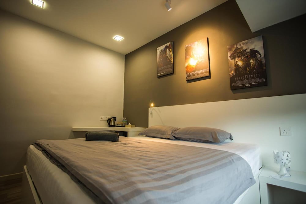 DELUXE, KING BED
