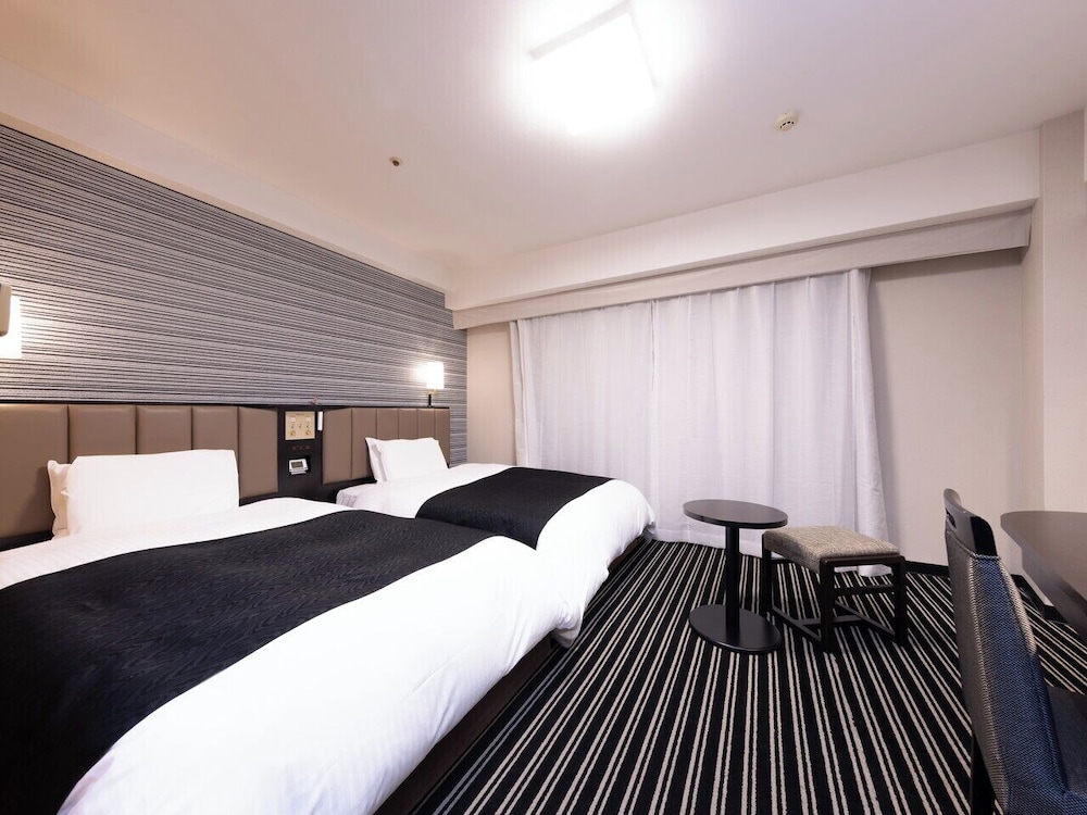 ROOM, TWIN BEDS