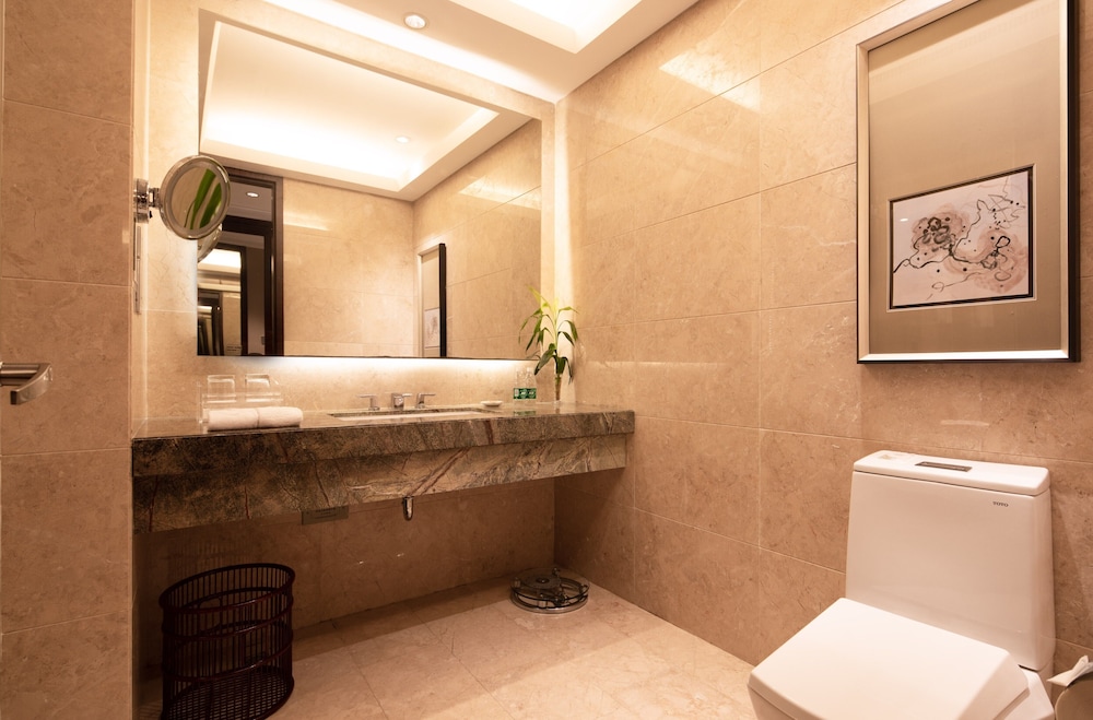 L Gem Hotel 48/50