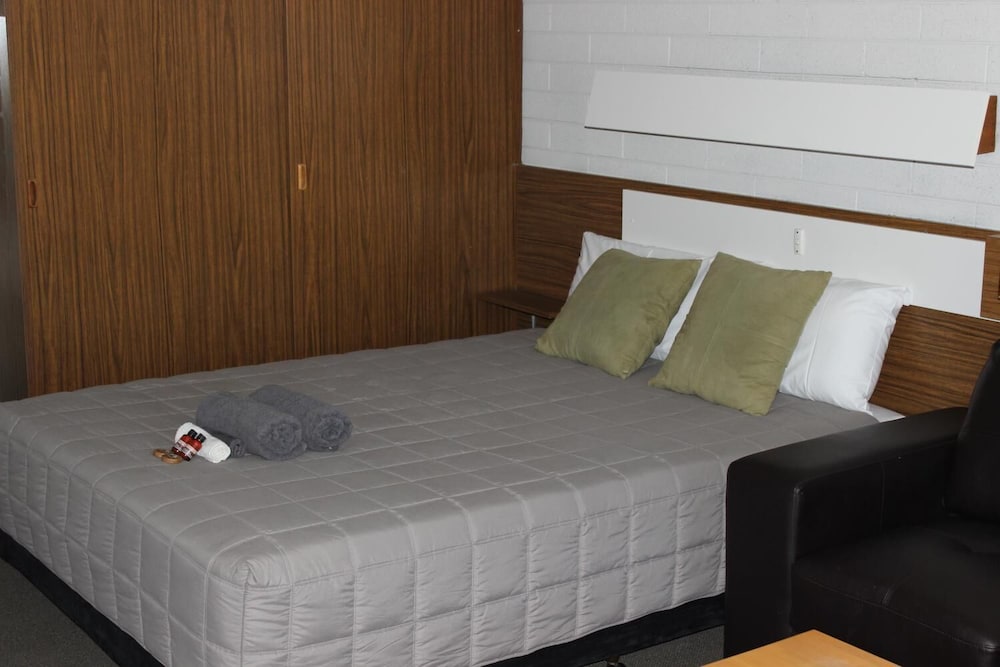 Thomas Lodge Motel 9/49