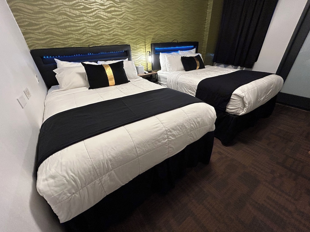 DELUXE, 2 DOUBLE BEDS