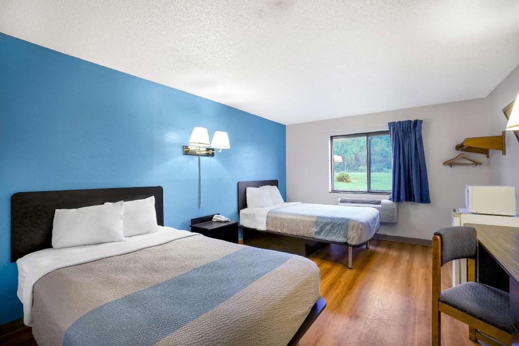 2 Full Beds - Non-Smoking, Micfridge