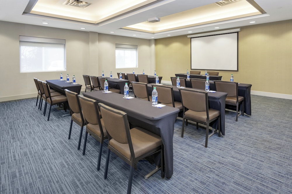 Holiday Inn Expresss And Suites Long Island East End 47/49