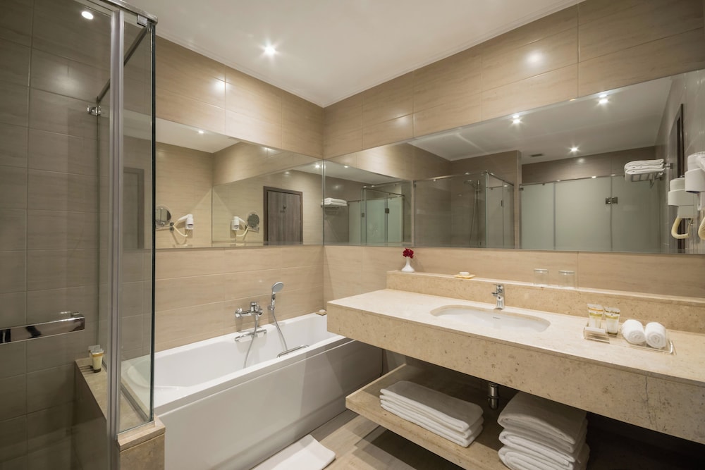 Executive, Suite, Queen Bed, Pool View