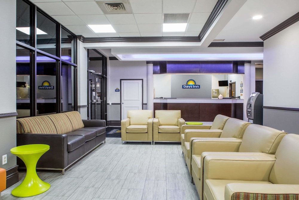 Days Inn & Suites by Wyndham Orlando Airport 8/28