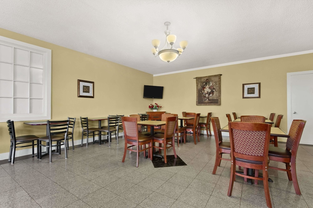 Days Inn by Wyndham Emporia 13/16