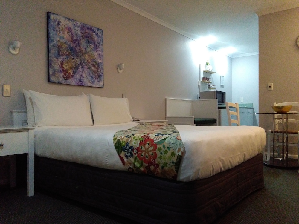 Colonial Lodge Motel 11/28