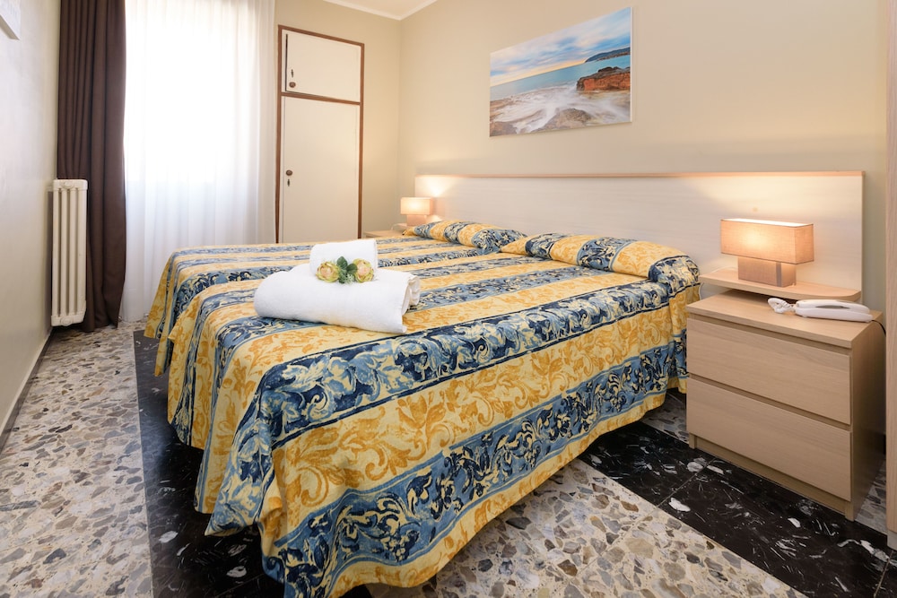 Hotel La Marina 24/63