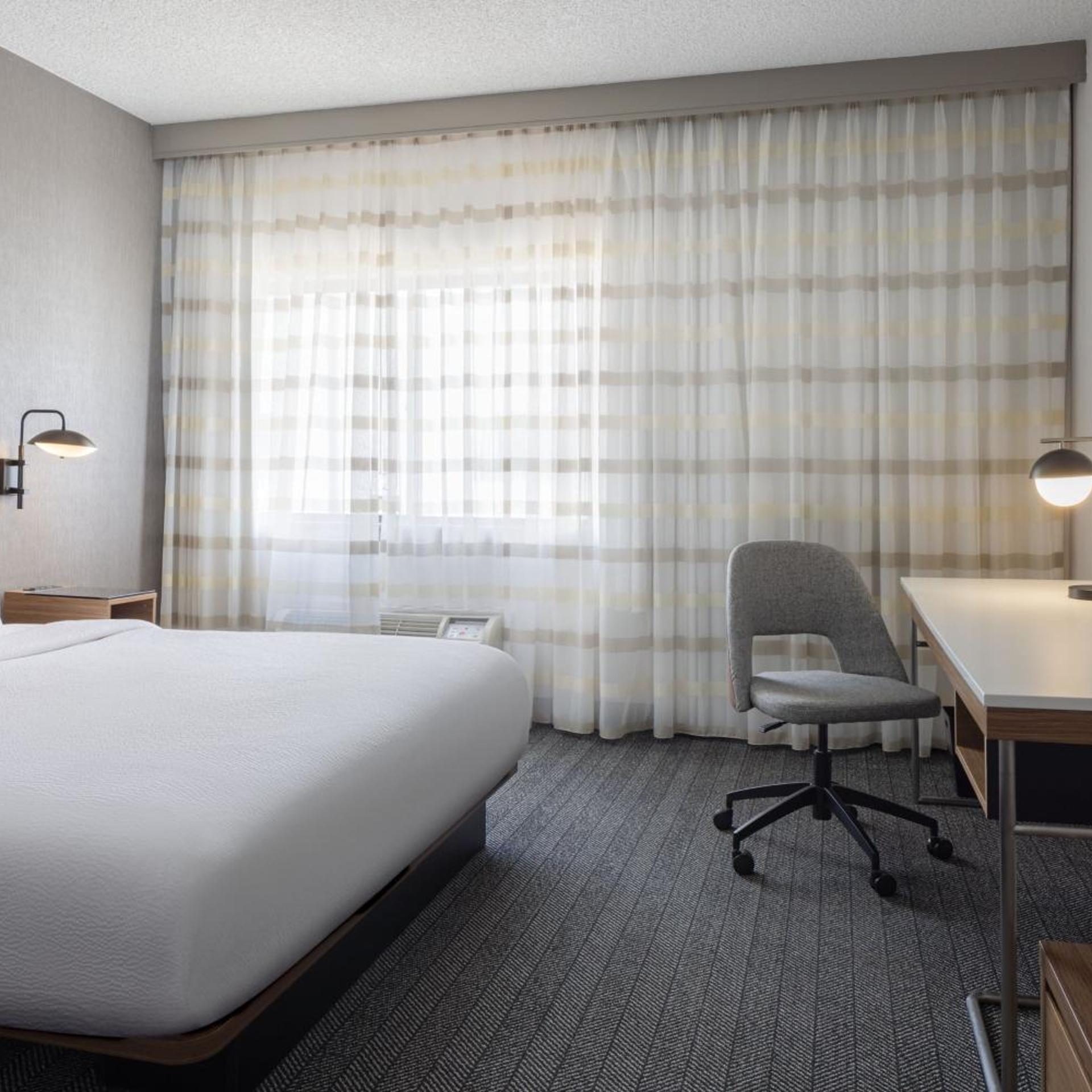 Room, Queen Bed, Bathtub, Accessible