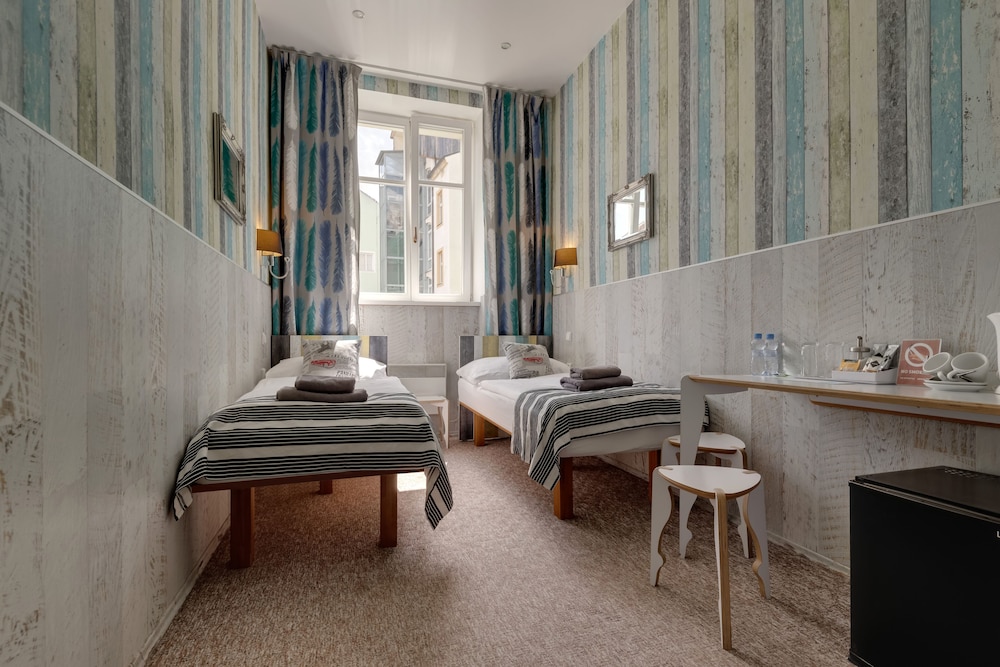 Royal Court Hotel 50/66