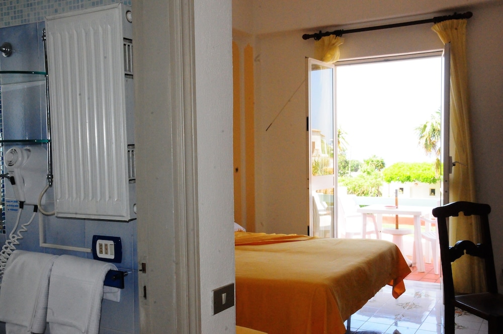 ROOM, DOUBLE OR TWIN BED, BALCONY