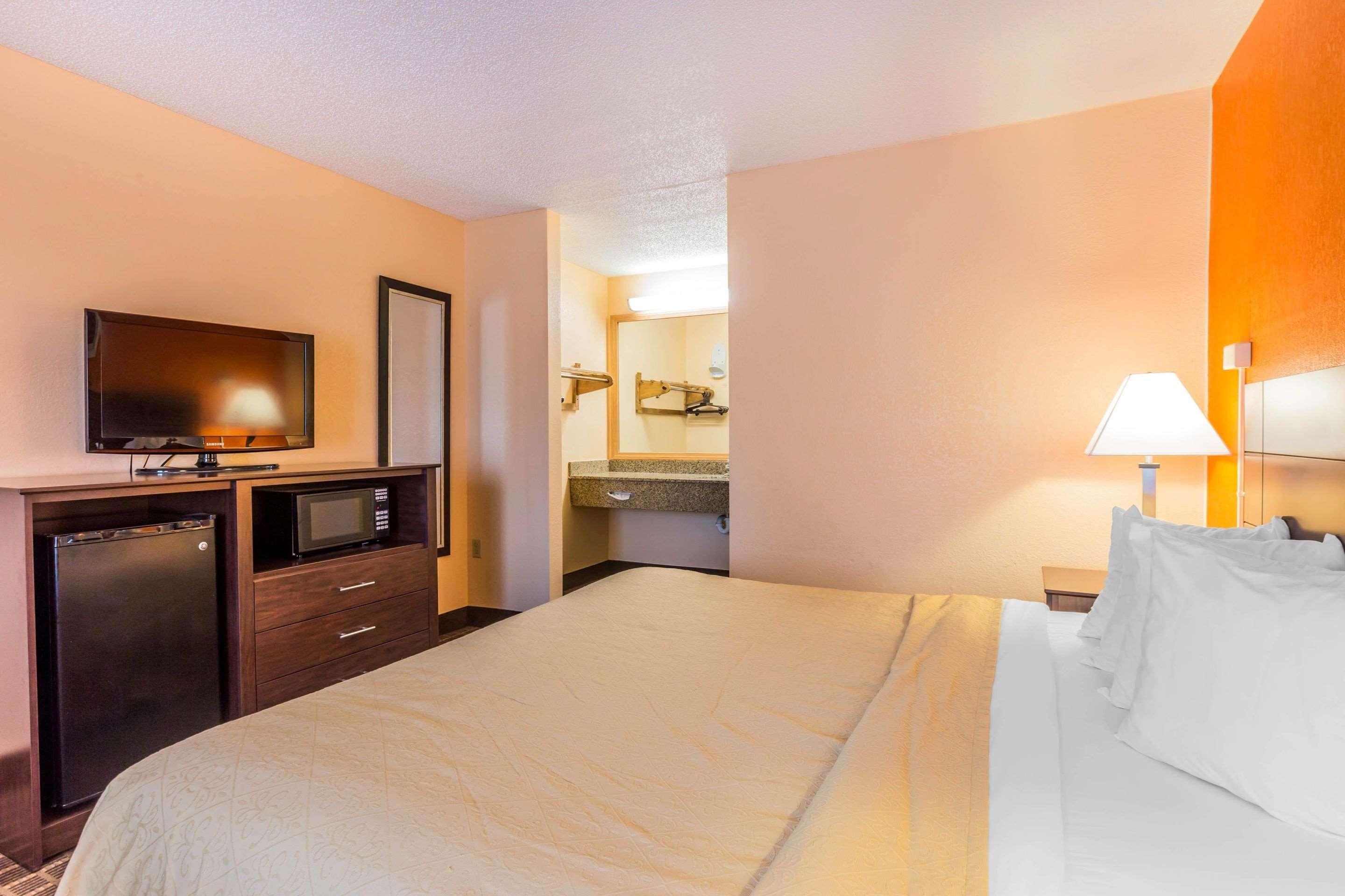 Upgrade, Suite, King Bed، Quality Inn Greer - Greenville 2/6
