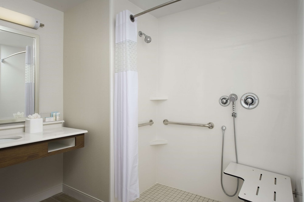 Hampton Inn & Suites Falls Church 11/34