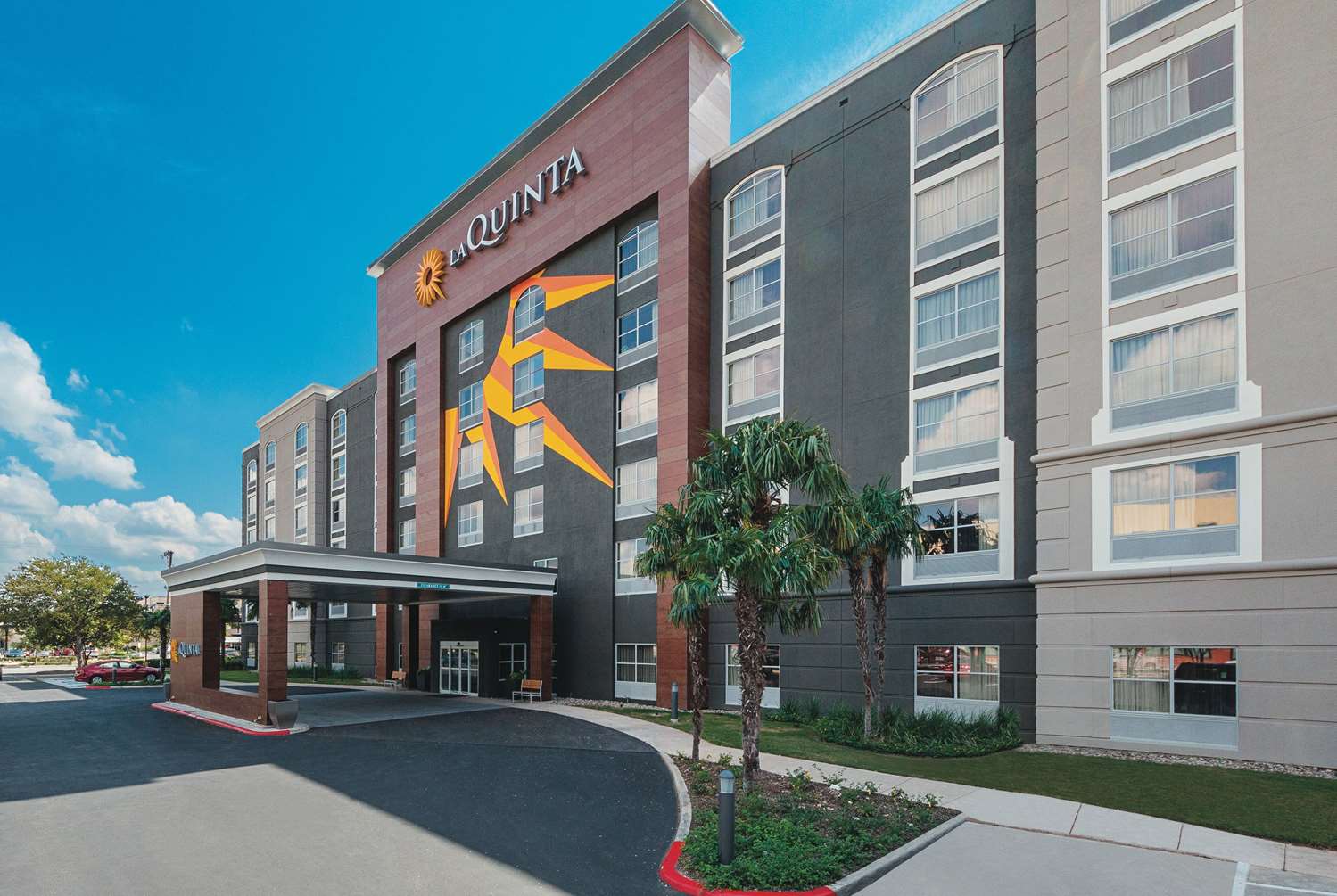 La Quinta Inn & Suites by Wyndham San Antonio Downtown 21/25