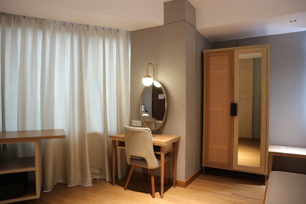 Santika Premiere Bintaro 56/78