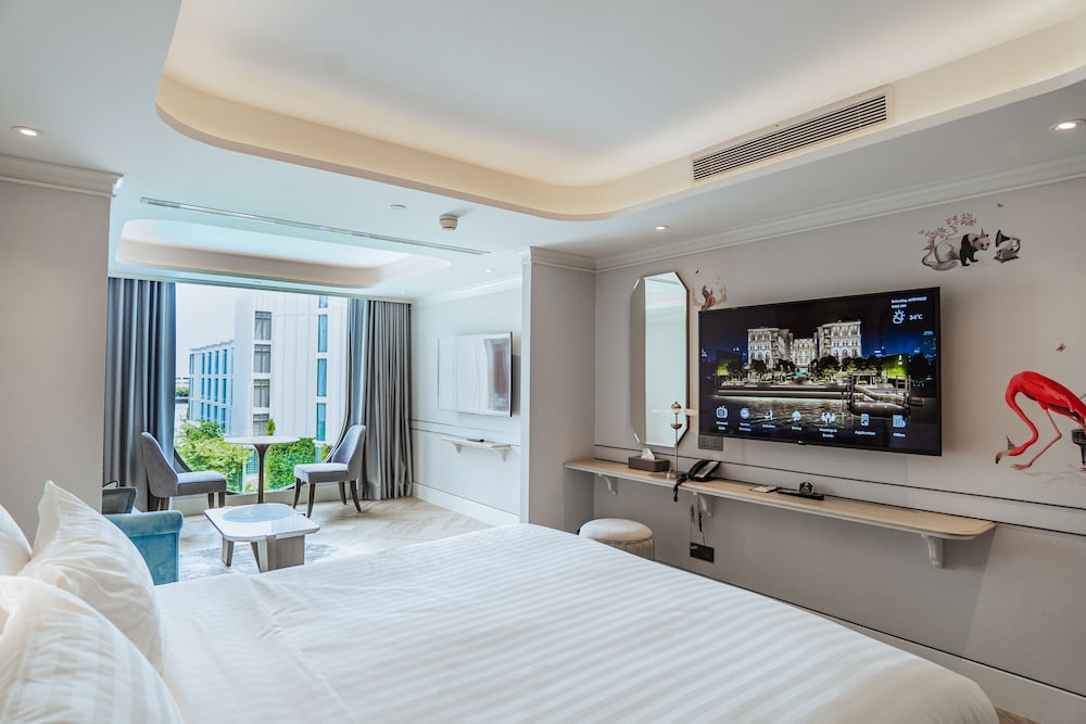 Club One Bedroom River View