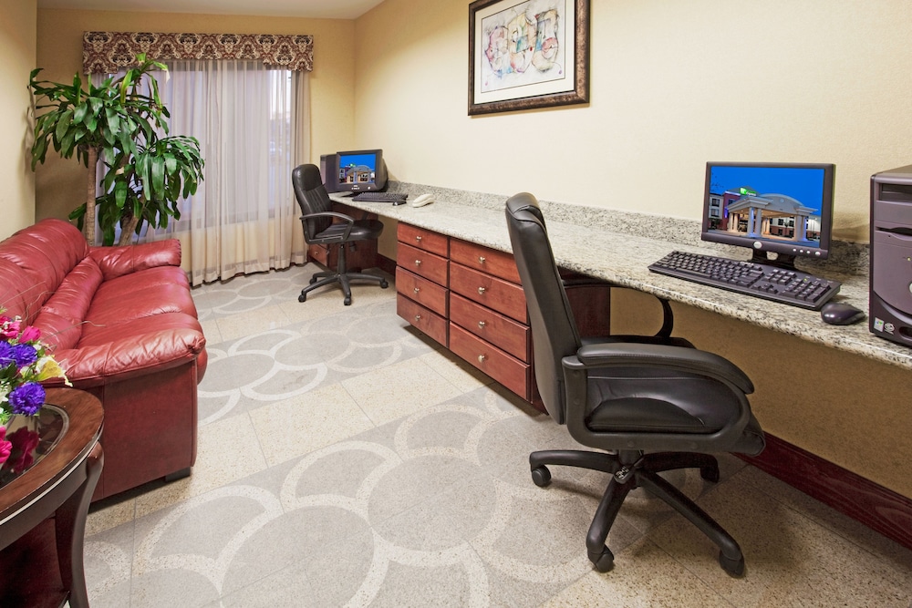 Holiday Inn Express Hotel & Suites Sebring 60/73