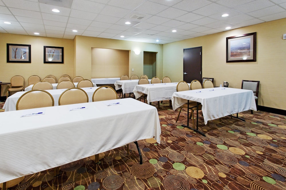 Holiday Inn Express Benicia 54/56