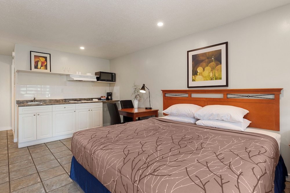 ROOM, SINGLE, KITCHENETTE