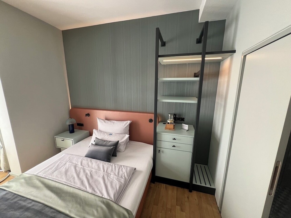 ROOM, SINGLE