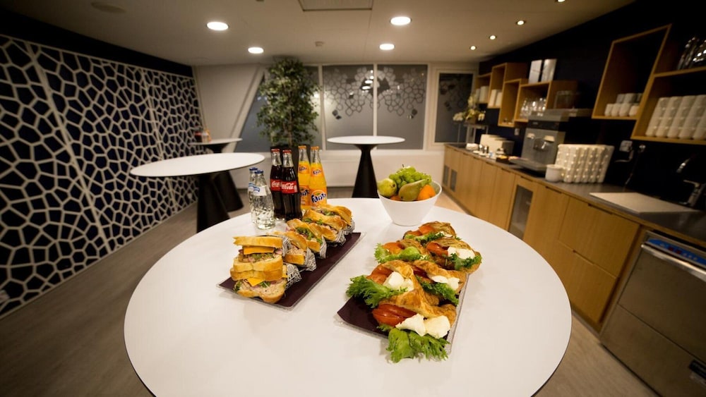 restaurant cafeteria