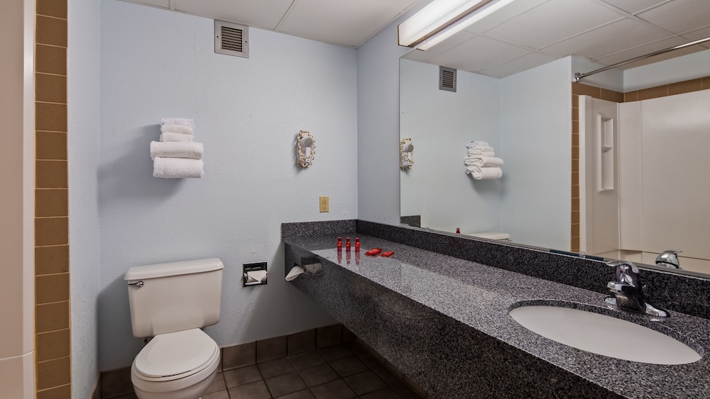 Baymont Inn and Suites by Wyndham Farmington, MO 59/62