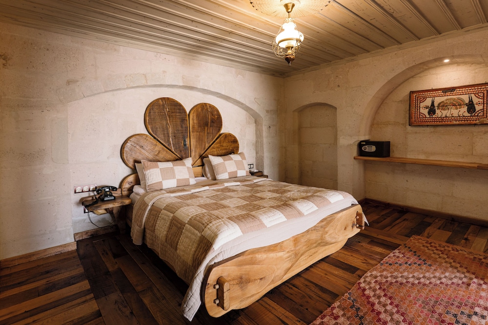 SUITE, KING BED