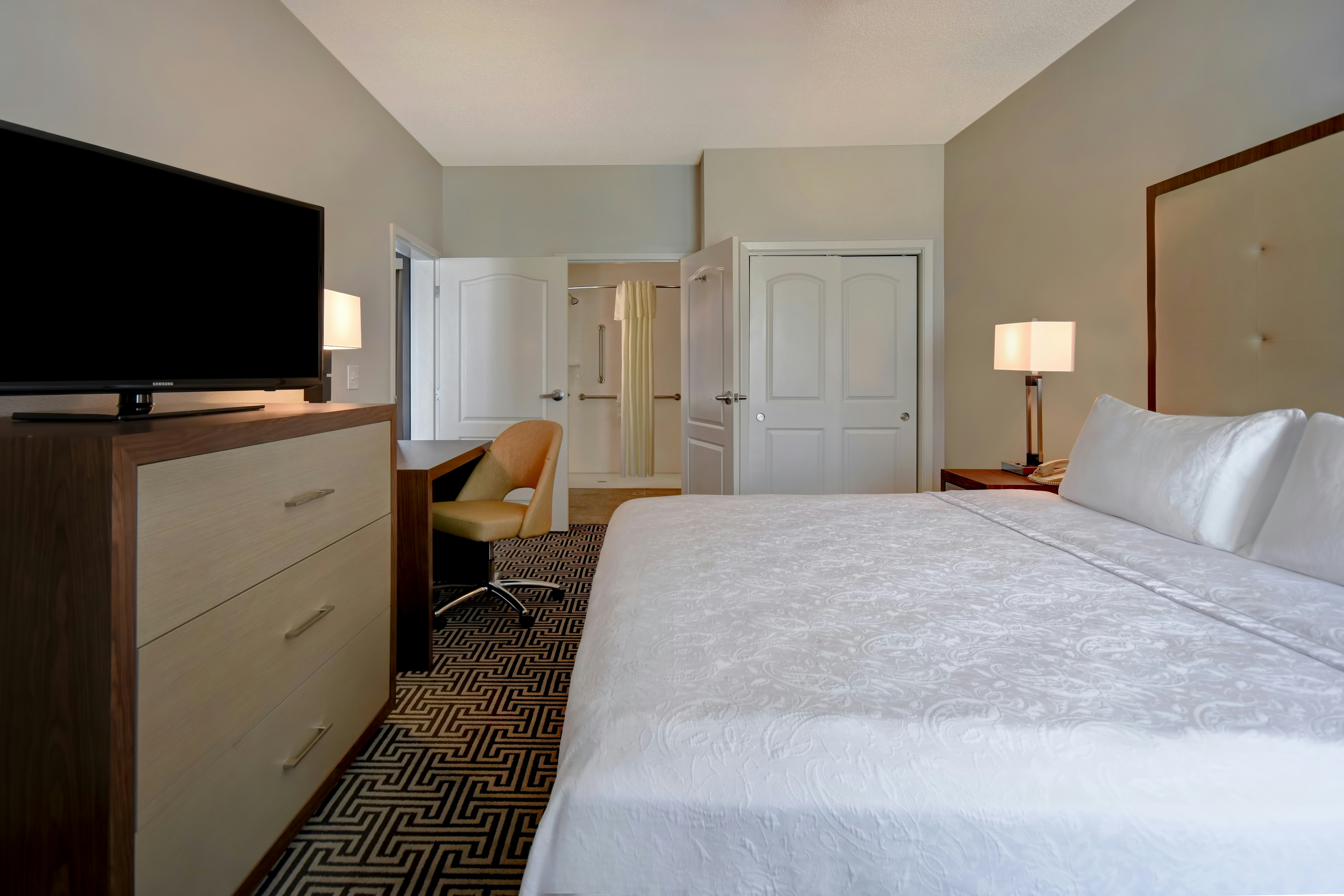 SUITE, KING BED, ACCESSIBLE