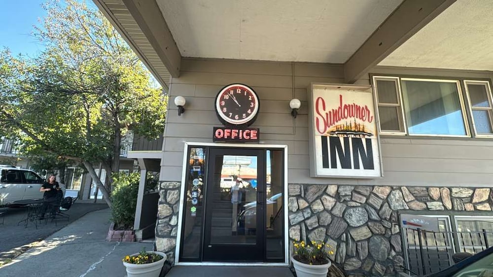 Sundowner Inn Forsyth I 94 51/62