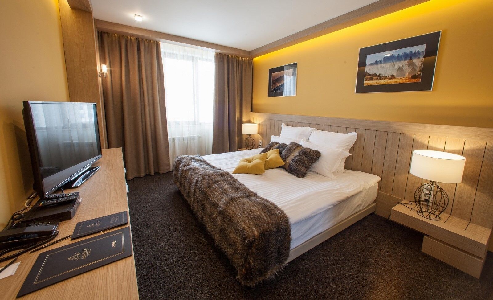 ROOM, DOUBLE OR TWIN BED