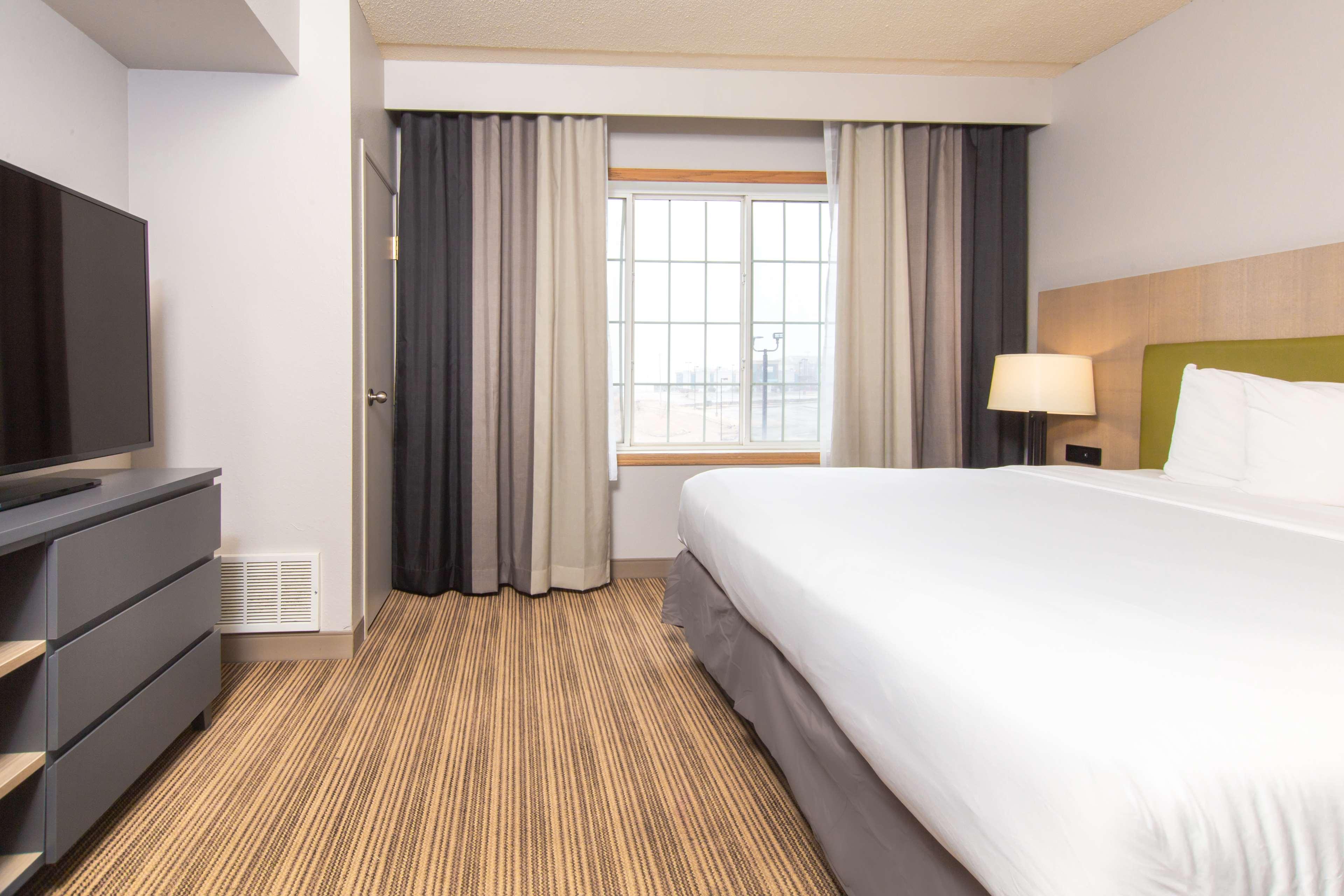 SUITE, KING BED