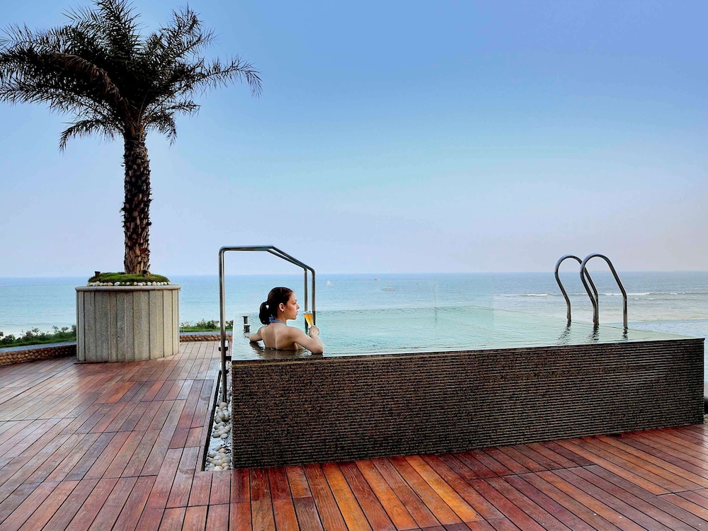 Novotel Visakhapatnam Varun Beach Hotel 36/75