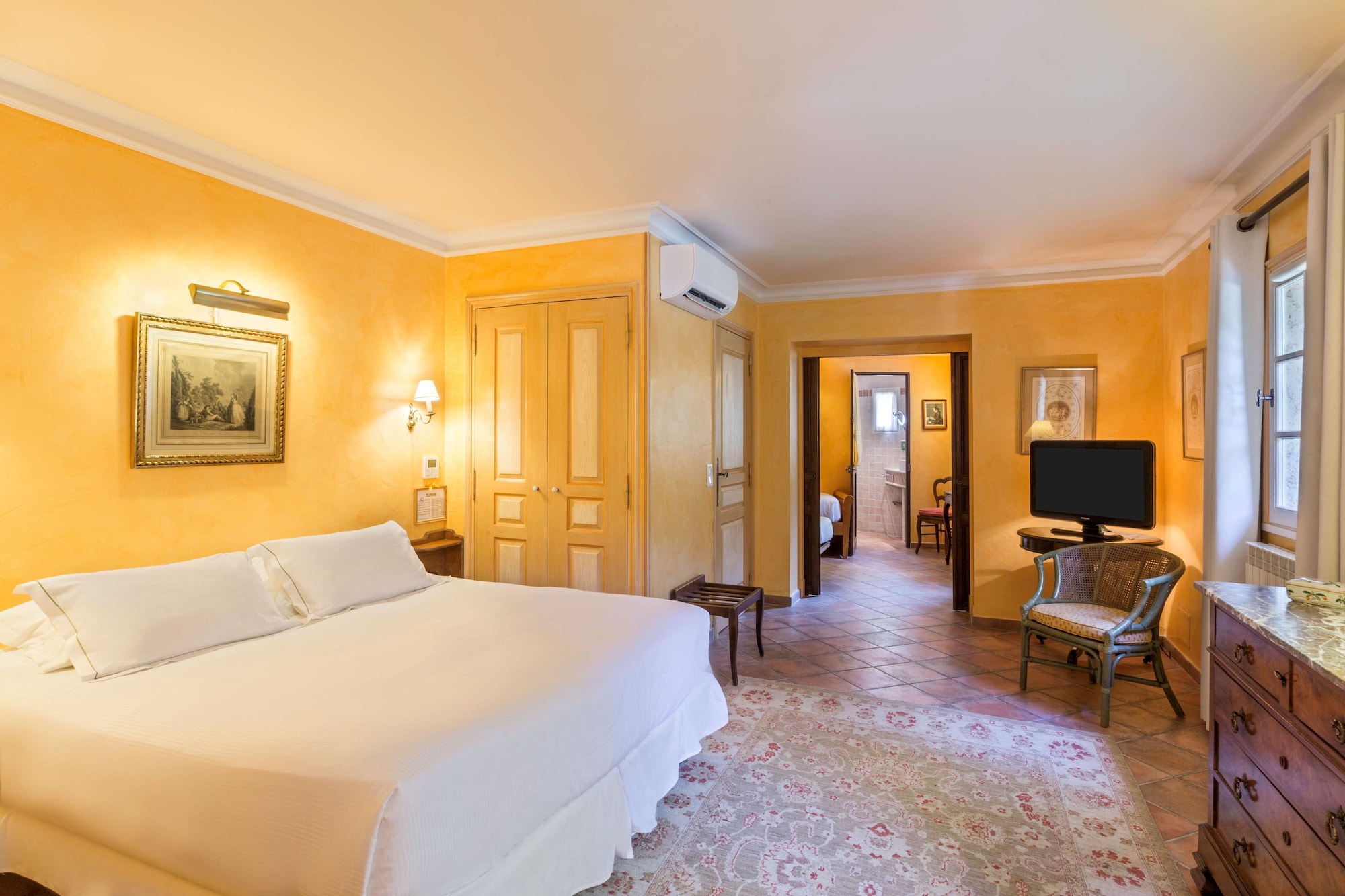 Junior Suite, King Bed, Valley View, Sofa