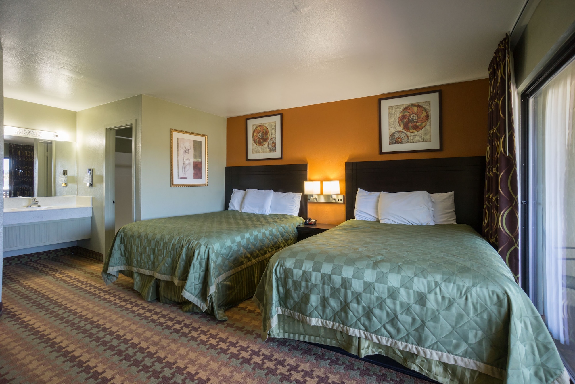 STANDARD, 2 QUEEN BEDS