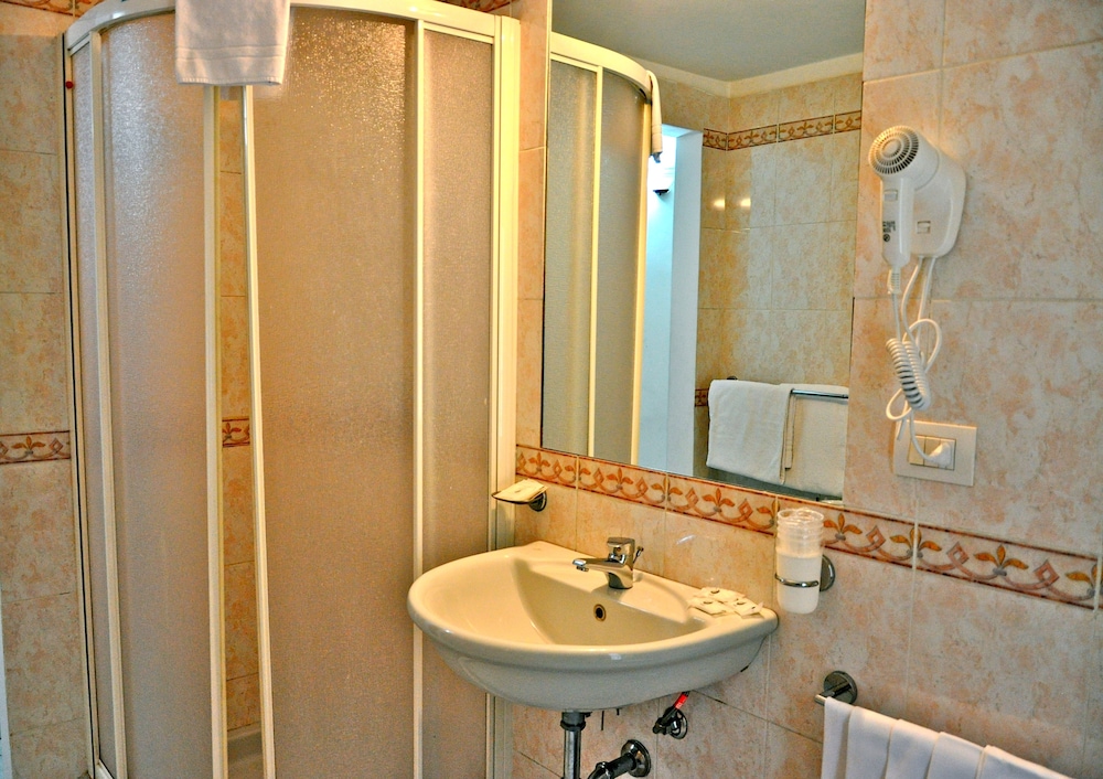 ROOM, DOUBLE BED