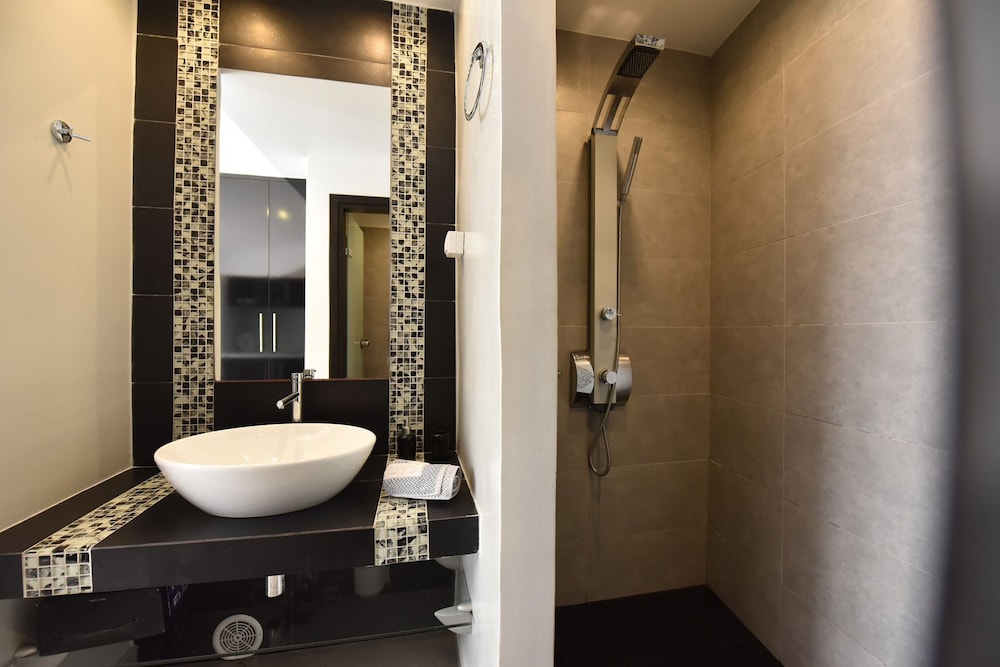 SUITE, QUEEN BED