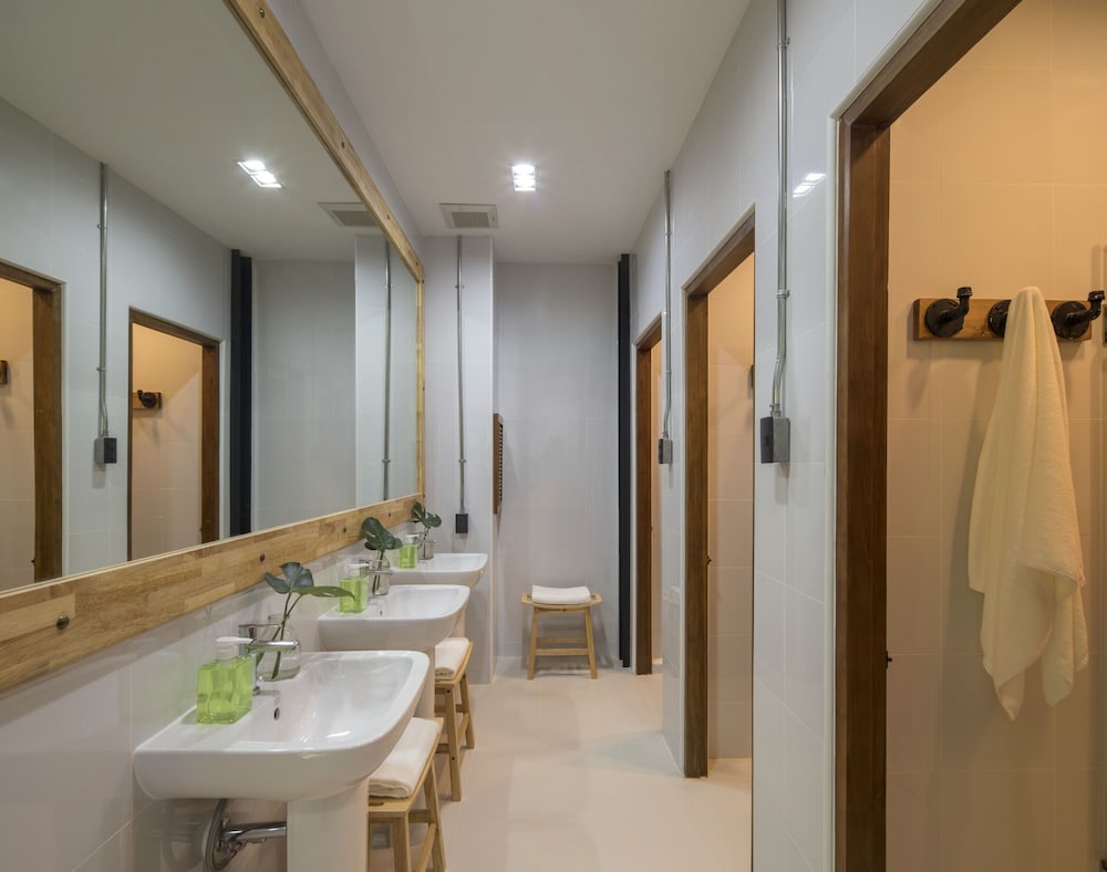 Timber Hostel 11/63
