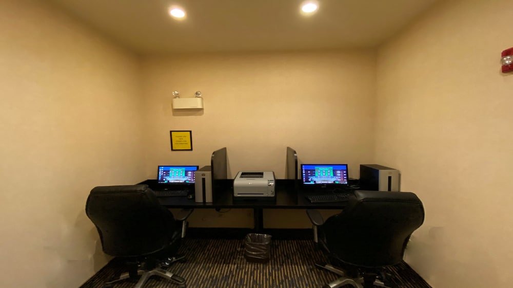 Holiday Inn Express Hotel Suites Swift Current 62/74