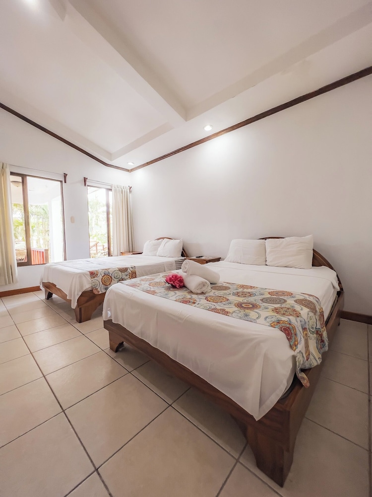 DELUXE, TRIPLE, 2 DOUBLE BEDS