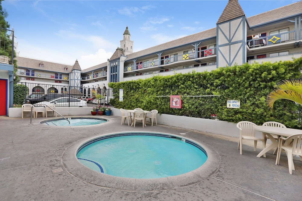 Castle Inn And Suites 30/38