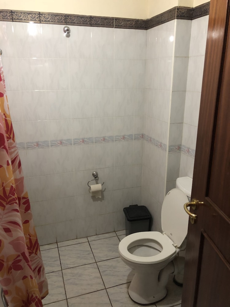 Maple Leaf Hotel 25/27