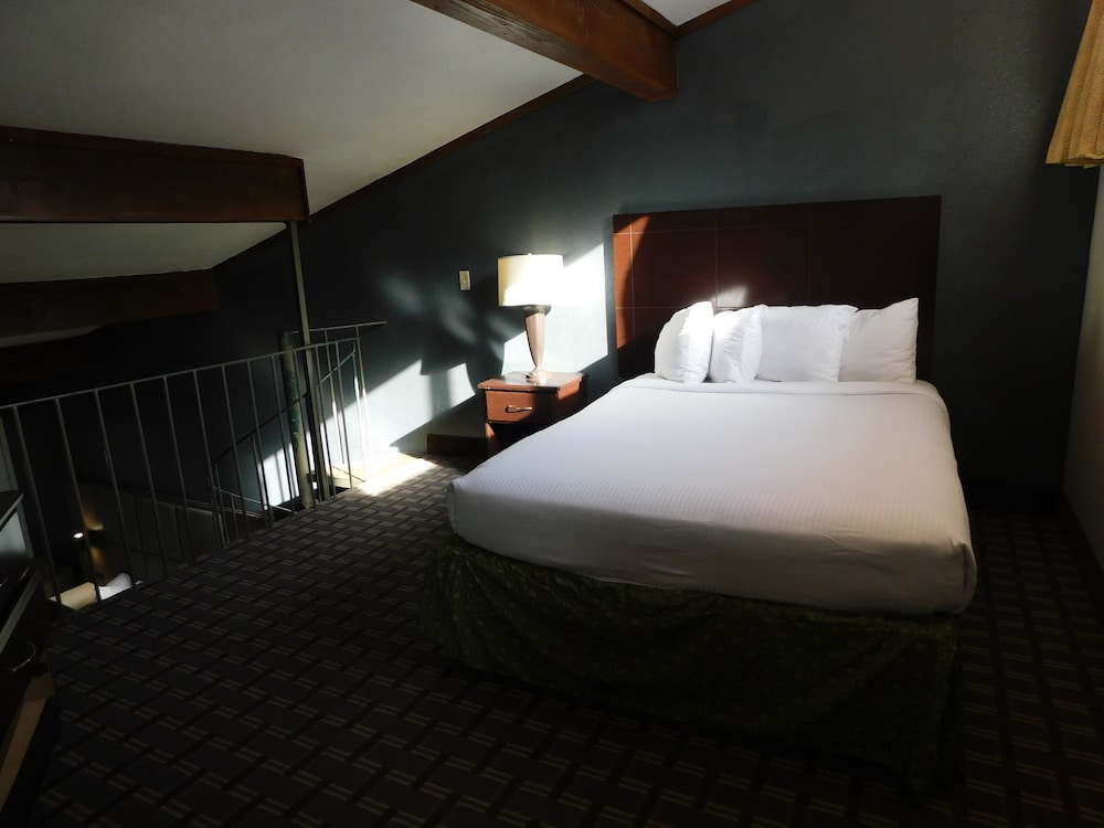 Days Inn & Suites By Wyndham Downtown Gatlinburg Parkway 33/68