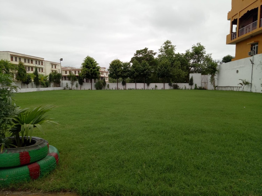 Hotel Taj Darbar 43/45
